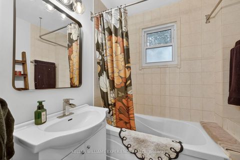 Photo 23 at 32 HENRY Street, Queen's Park, Barrie