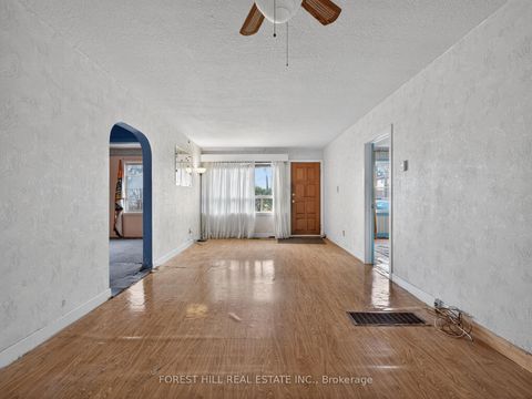 Photo 4 at 208 Essex Avenue, Harding, Richmond Hill