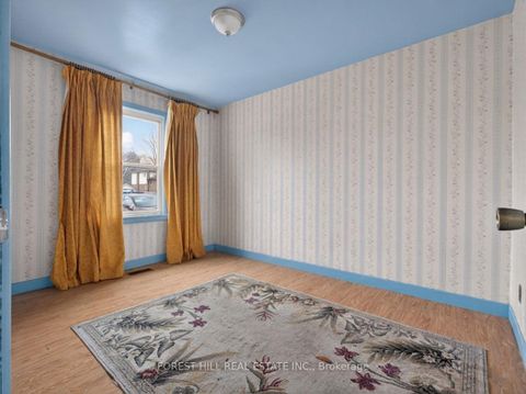 Photo 5 at 208 Essex Avenue, Harding, Richmond Hill