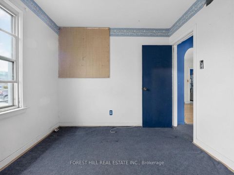 Photo 7 at 208 Essex Avenue, Harding, Richmond Hill