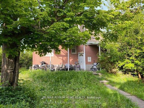 Photo 2 at 28 Kensington Avenue, Newtonbrook West, Toronto