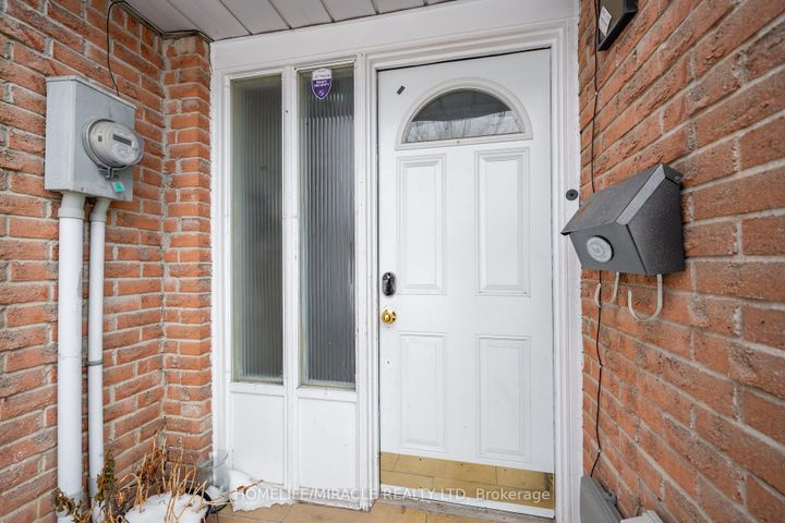 Photo 2 at 150 - 150 Enderby Crescent, Southgate, Brampton