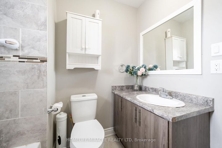 Photo 8 at 150 - 150 Enderby Crescent, Southgate, Brampton