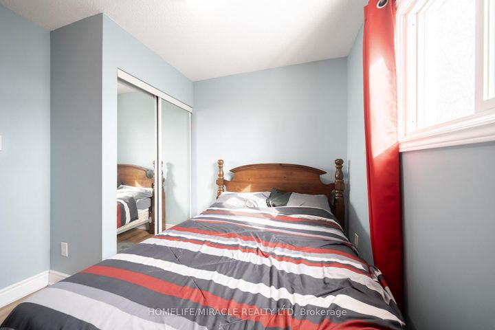 Photo 11 at 150 - 150 Enderby Crescent, Southgate, Brampton