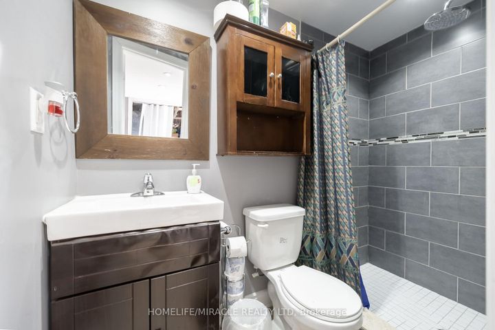 Photo 13 at 150 - 150 Enderby Crescent, Southgate, Brampton