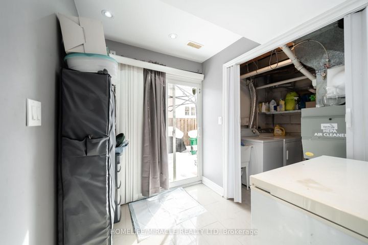 Photo 14 at 150 - 150 Enderby Crescent, Southgate, Brampton