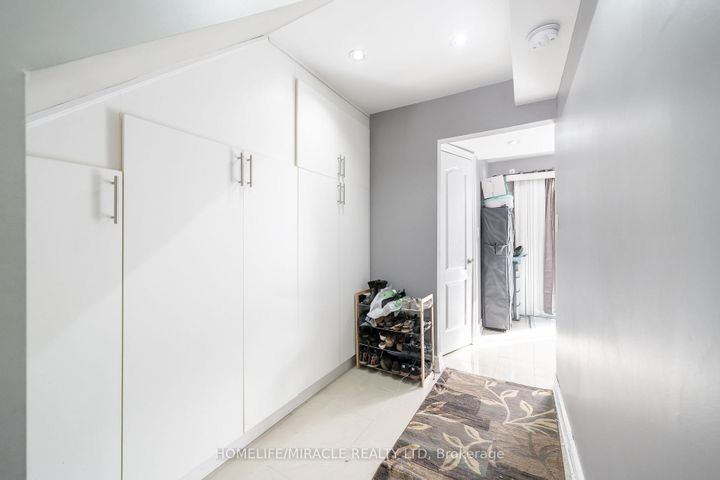 Photo 16 at 150 - 150 Enderby Crescent, Southgate, Brampton