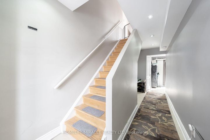 Photo 17 at 150 - 150 Enderby Crescent, Southgate, Brampton