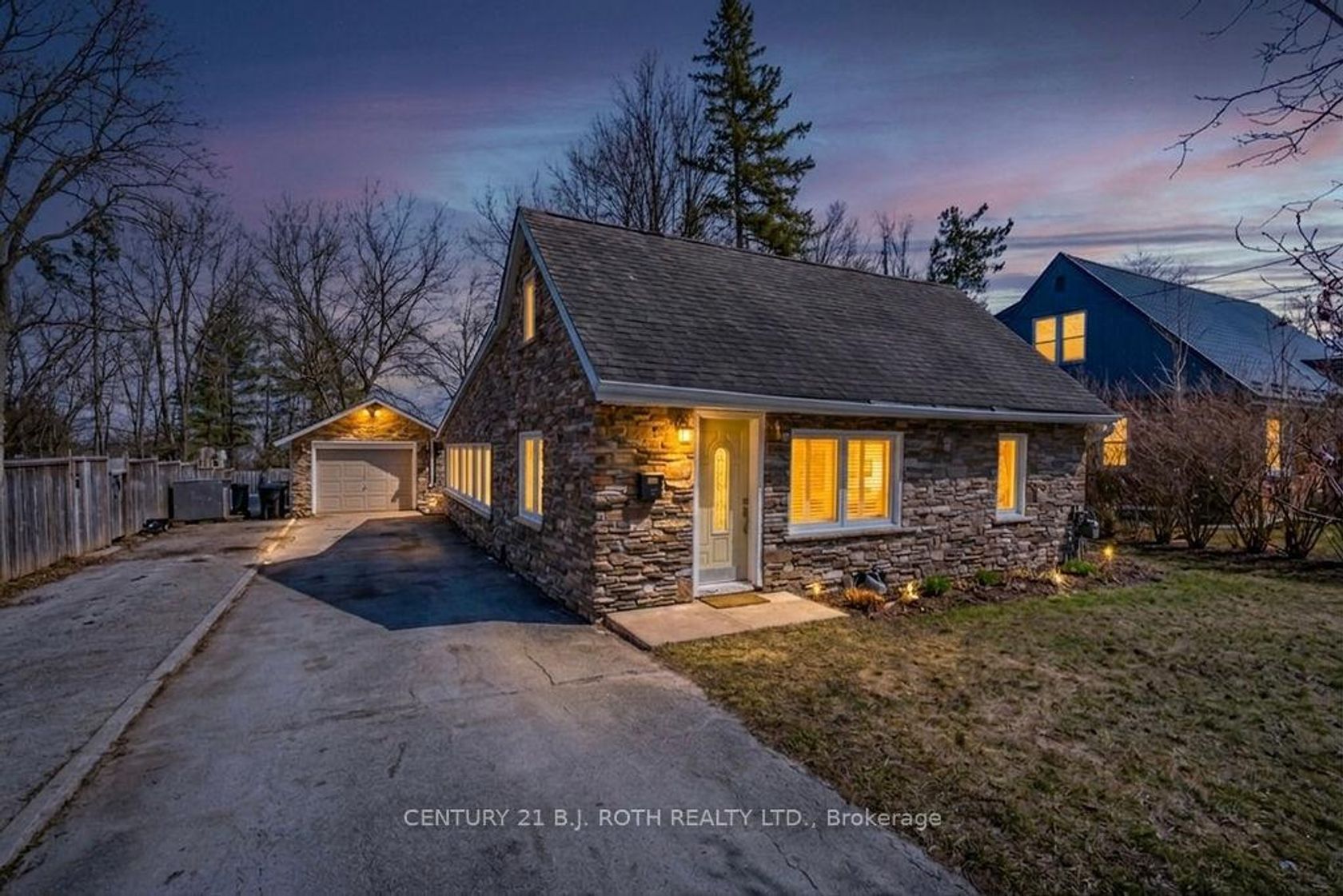 45 GROVE Street W, Queen