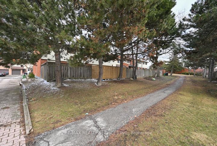 Photo 29 at 8 Collins Crescent, Brampton North, Brampton