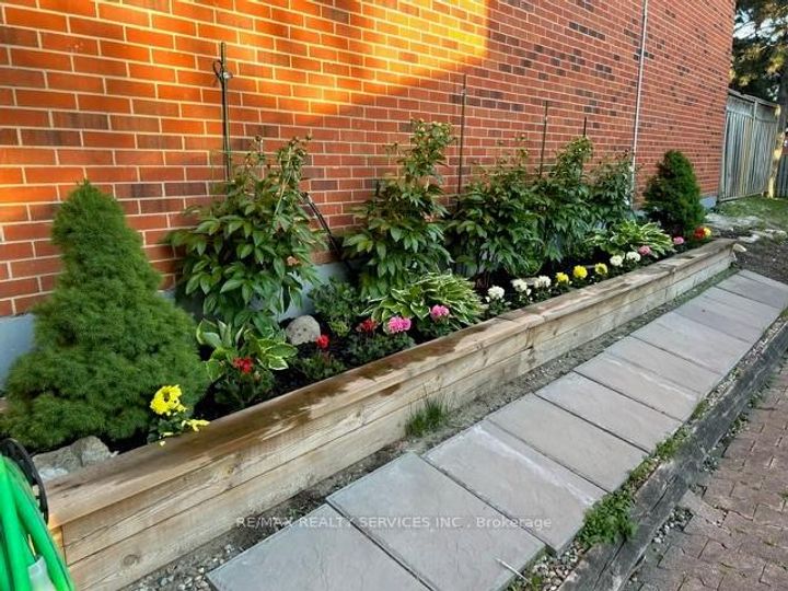 Photo 31 at 8 Collins Crescent, Brampton North, Brampton