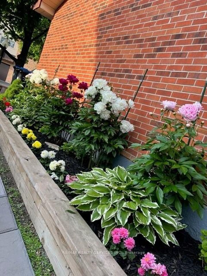 Photo 32 at 8 Collins Crescent, Brampton North, Brampton