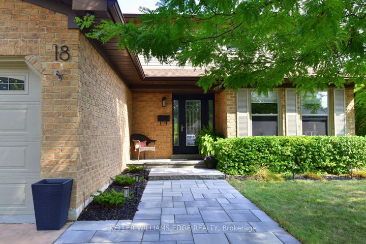 Photo 2 at 18 Charterhouse Crescent, Ancaster, Hamilton