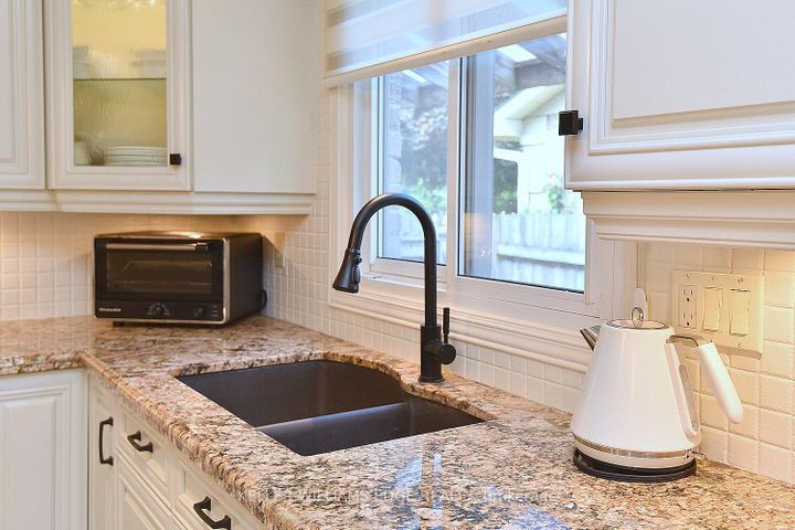 Photo 14 at 18 Charterhouse Crescent, Ancaster, Hamilton