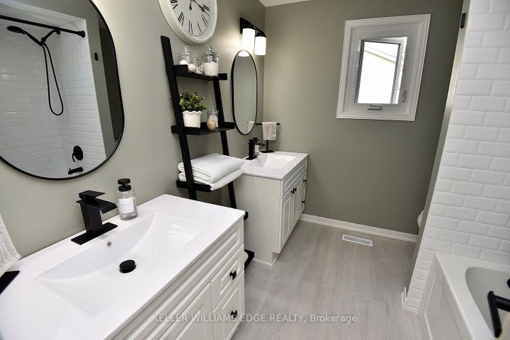 Photo 28 at 18 Charterhouse Crescent, Ancaster, Hamilton