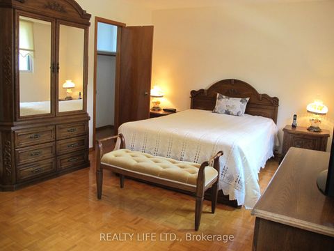 Photo 16 at 4 Rosalie Avenue, CFB, Toronto