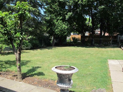 Photo 37 at 4 Rosalie Avenue, CFB, Toronto