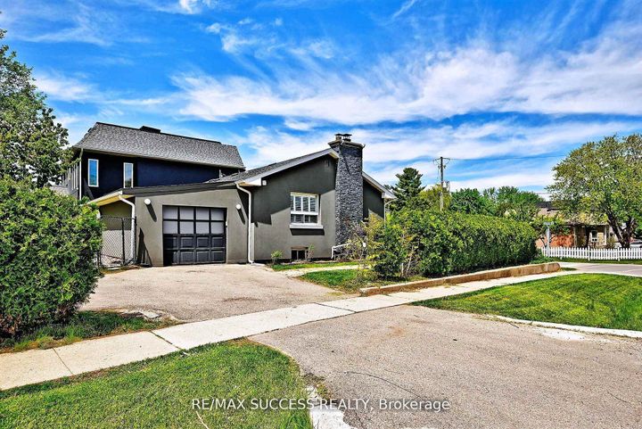 Photo 3 at 492 Sherin Drive, WO West, Oakville