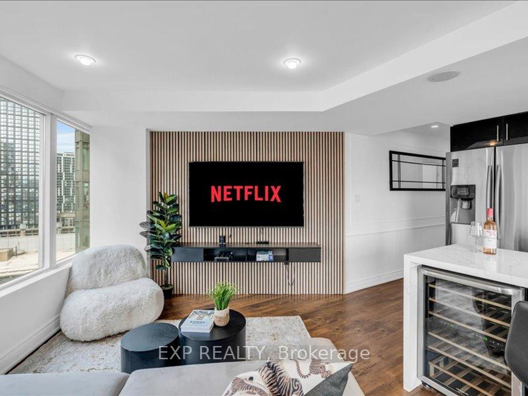 1816 - 210 Victoria Street, Yonge Corridor, Toronto photo number 2