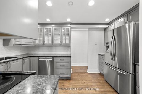 Photo 10 at 702 - 130 Neptune Drive, Lawrence, Toronto