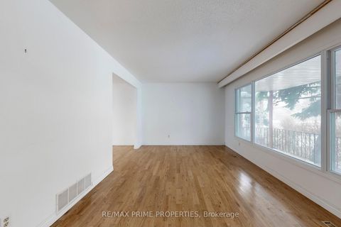 Photo 3 at 37 Lawnmere Crescent, Malvern West, Toronto