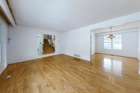 Photo 4 at 37 Lawnmere Crescent, Malvern West, Toronto