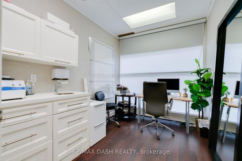 Photo 17 at 1 - 66 Avenue Road, Annex, Toronto