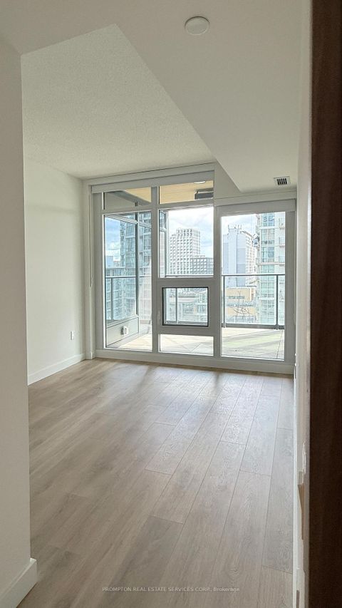 Photo 10 at 812 - 1 Concord CityPlace Way, Waterfront Communities C1, Toronto