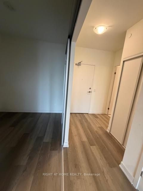 Photo 2 at 307 - 6 DAVID EYER Road, Rural Richmond Hill, Richmond Hill