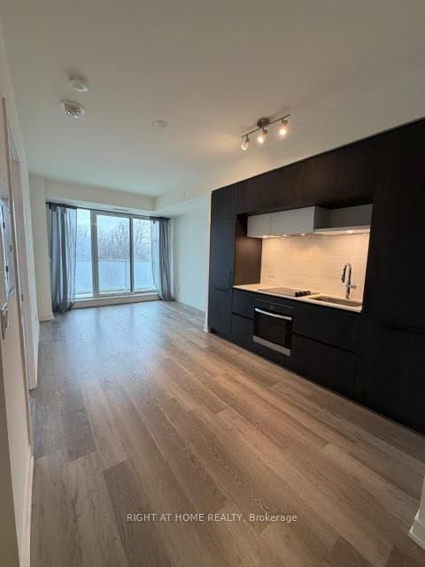 Photo 3 at 307 - 6 DAVID EYER Road, Rural Richmond Hill, Richmond Hill