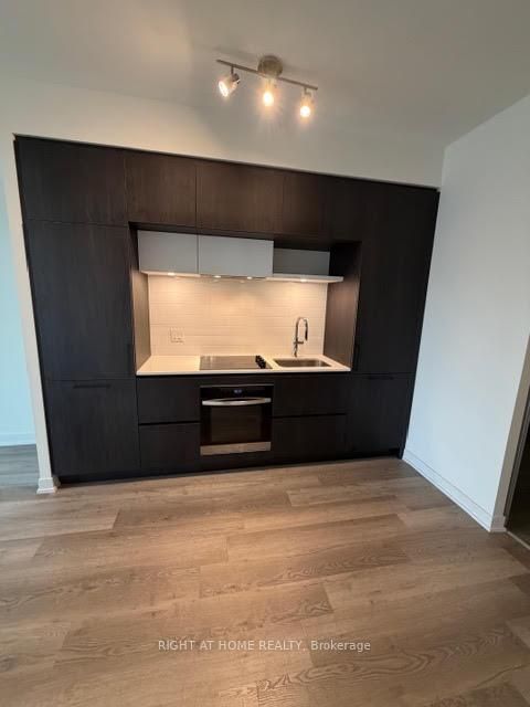 Photo 4 at 307 - 6 DAVID EYER Road, Rural Richmond Hill, Richmond Hill