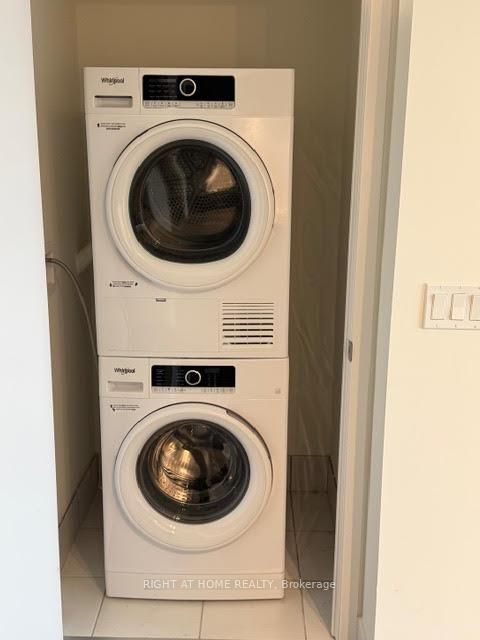 Photo 7 at 307 - 6 DAVID EYER Road, Rural Richmond Hill, Richmond Hill