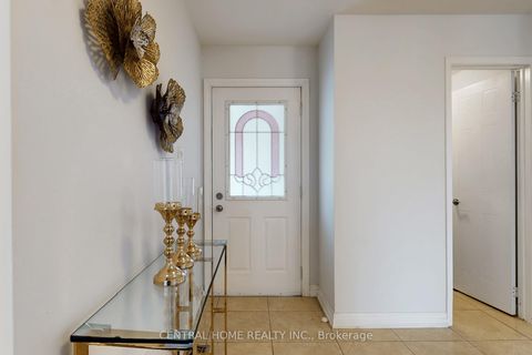 Photo 2 at 30 Moffat Crescent, Aurora Heights, Aurora