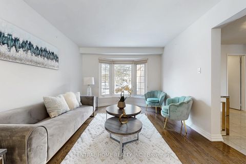 Photo 3 at 30 Moffat Crescent, Aurora Heights, Aurora