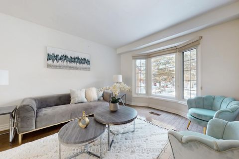 Photo 4 at 30 Moffat Crescent, Aurora Heights, Aurora