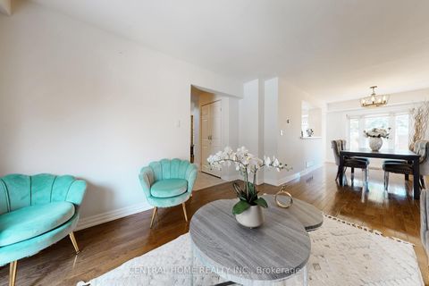 Photo 5 at 30 Moffat Crescent, Aurora Heights, Aurora