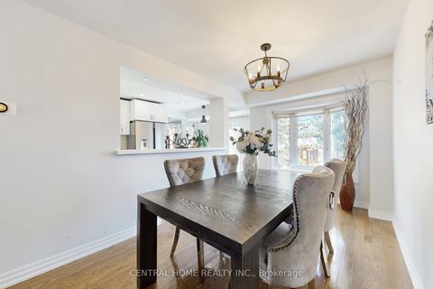 Photo 10 at 30 Moffat Crescent, Aurora Heights, Aurora