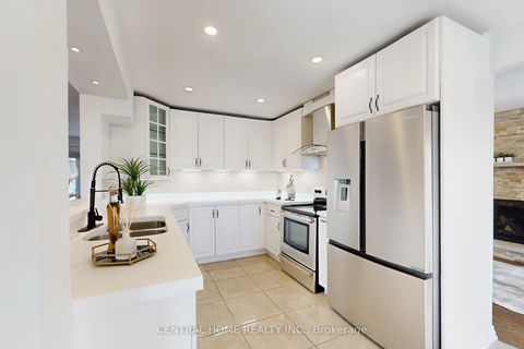 Photo 14 at 30 Moffat Crescent, Aurora Heights, Aurora