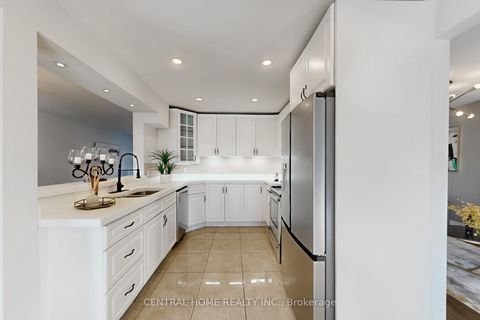 Photo 15 at 30 Moffat Crescent, Aurora Heights, Aurora