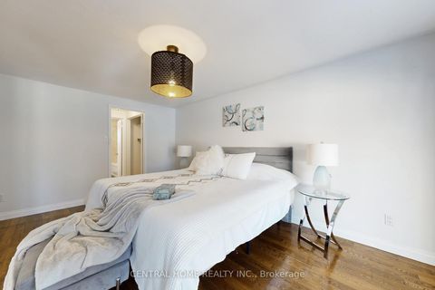 Photo 22 at 30 Moffat Crescent, Aurora Heights, Aurora