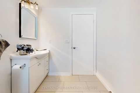 Photo 31 at 30 Moffat Crescent, Aurora Heights, Aurora