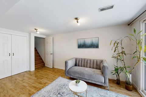 Photo 37 at 30 Moffat Crescent, Aurora Heights, Aurora