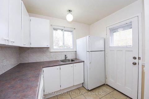 Photo 4 at 3657 Woodruff Crescent, Malton, Mississauga