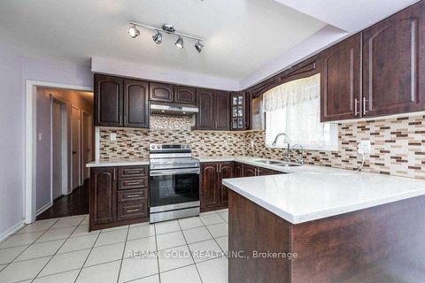 Photo 2 at 3430 Chipley Crescent, Malton, Mississauga