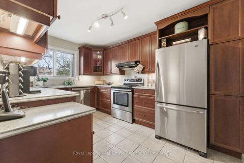 Photo 8 at 3244 Mainsail Crescent, Erin Mills, Mississauga