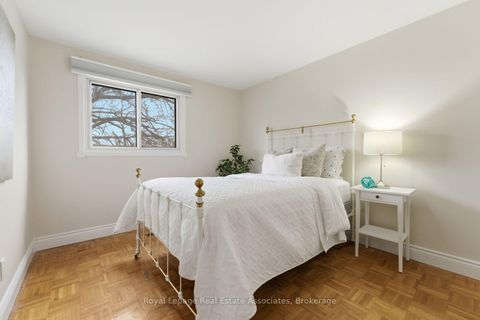 Photo 18 at 3244 Mainsail Crescent, Erin Mills, Mississauga