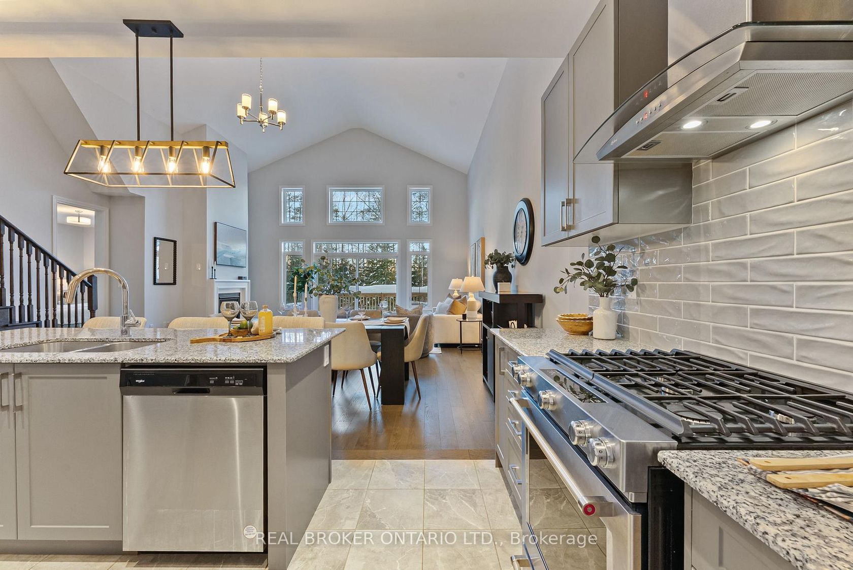 6 Howard Williams Court, Uxbridge photo number 2