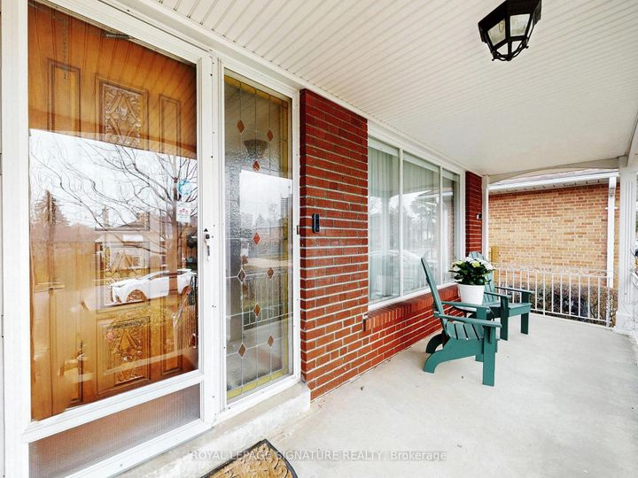 Photo 2 at 27 Knowland Drive, Humber Valley, Toronto