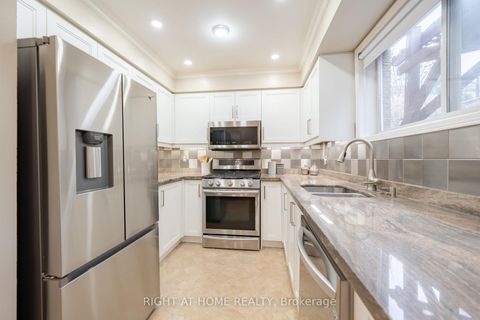 Photo 8 at 21 - 370 Riddell Court, College Manor, Newmarket