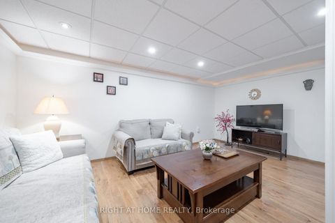 Photo 35 at 21 - 370 Riddell Court, College Manor, Newmarket